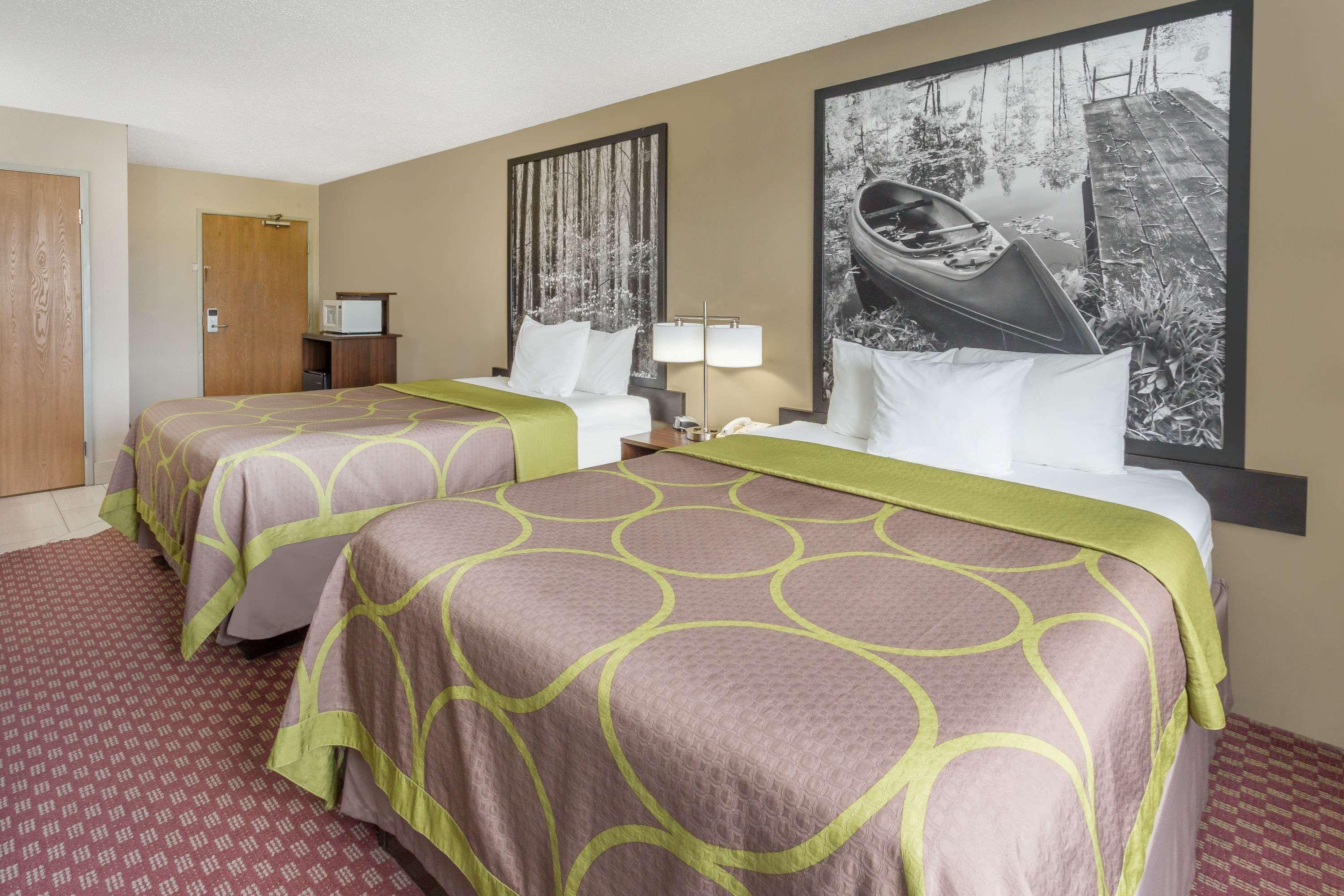 Super 8 By Wyndham Hebron Lowell Area Esterno foto