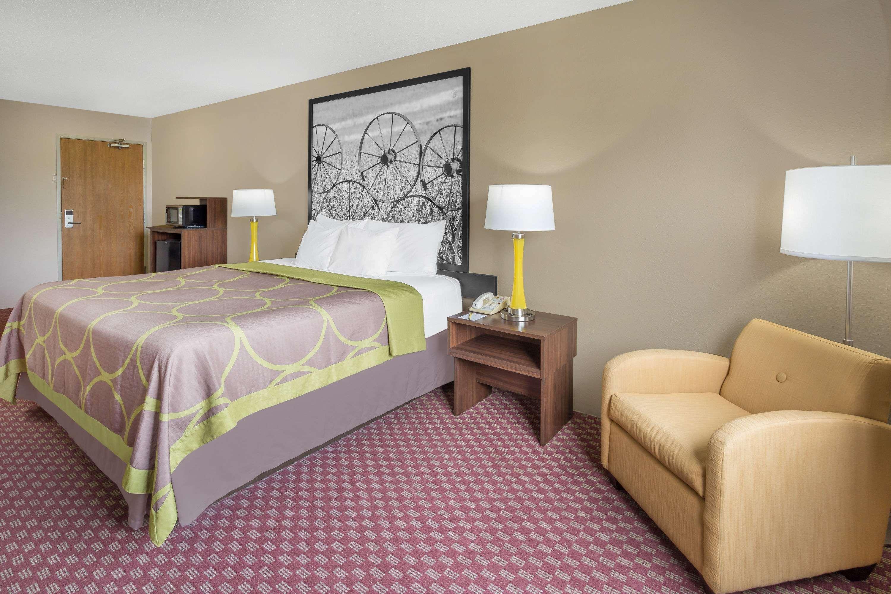 Super 8 By Wyndham Hebron Lowell Area Esterno foto