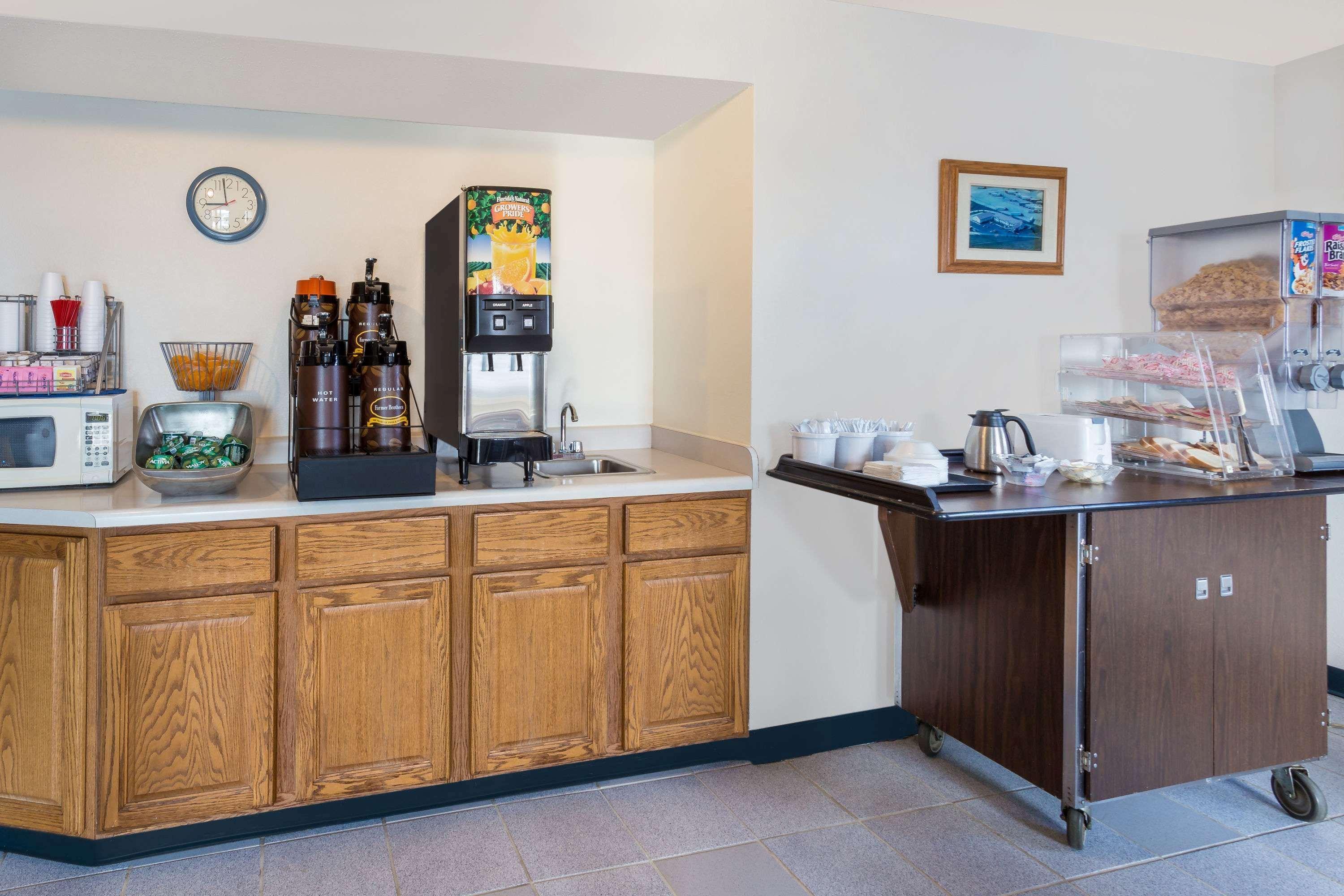 Super 8 By Wyndham Hebron Lowell Area Esterno foto