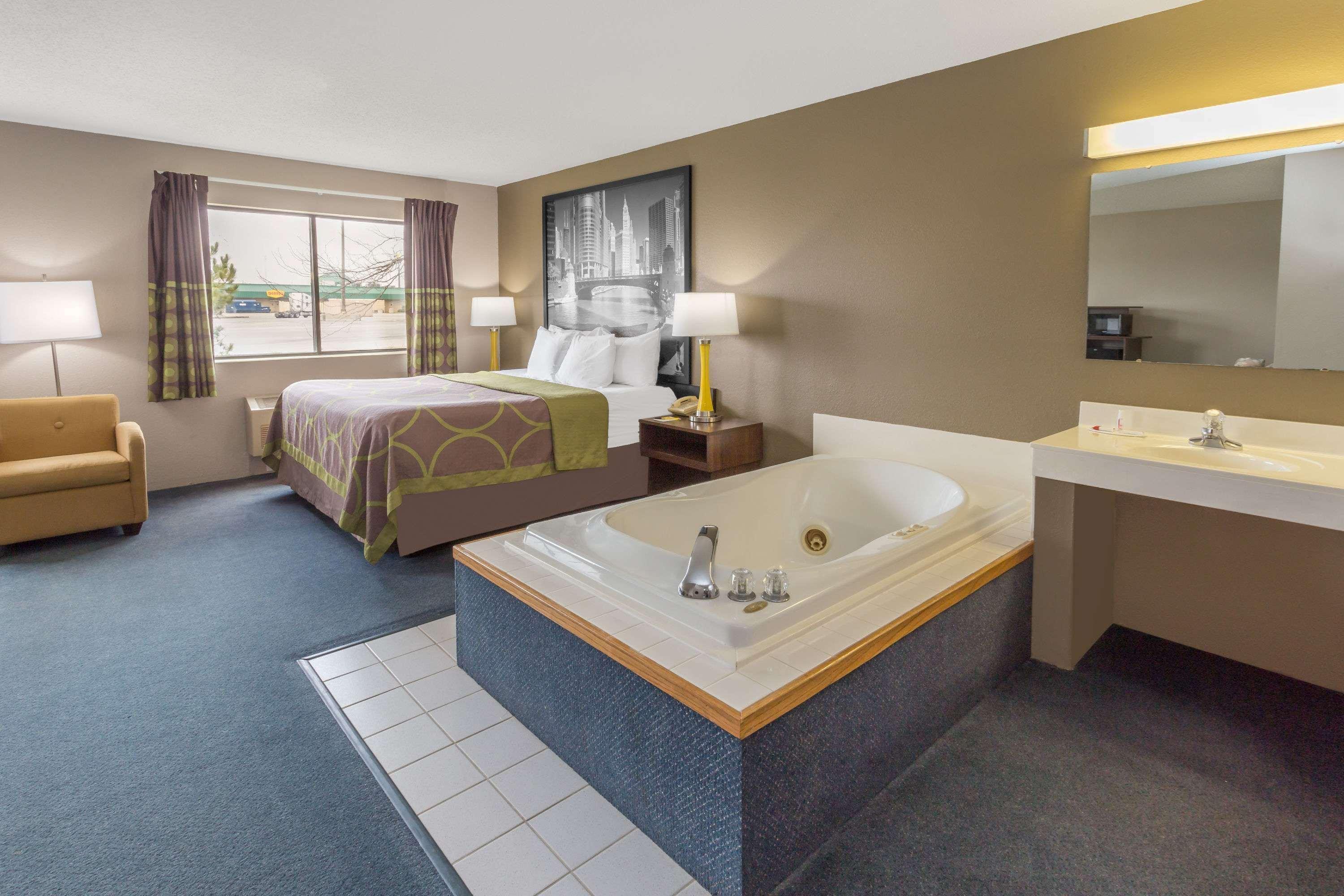 Super 8 By Wyndham Hebron Lowell Area Esterno foto